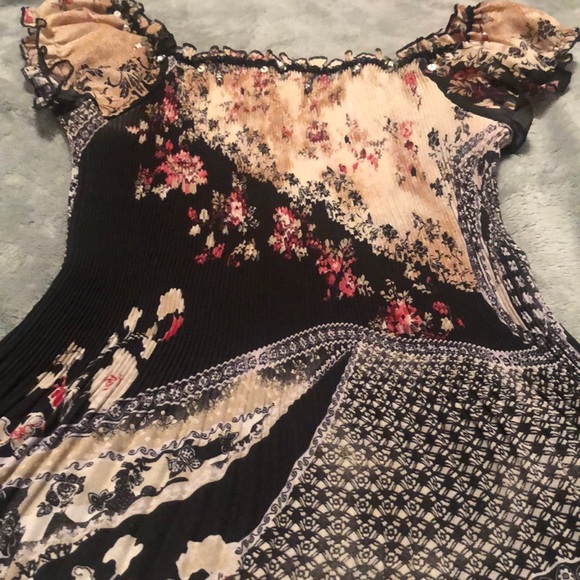 Dress Barn Tops - Vintage Cap sleeve black and tan floral blouse with details around neck area